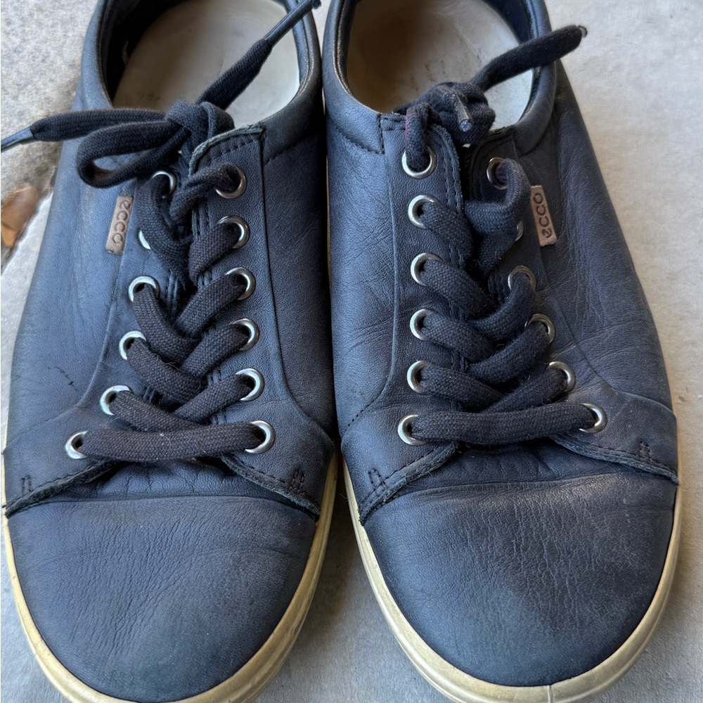 ECCO women’s black Sneakers